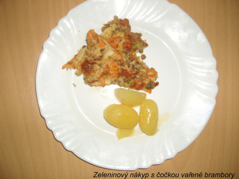 Zeleninový nákyp s čočkou vařené brambory